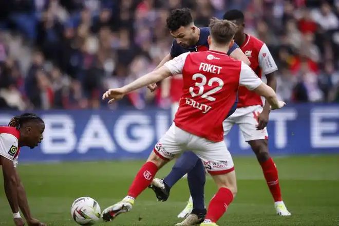 巴黎圣日耳曼惨遭逆转！客场不敌里尔球队的简单介绍