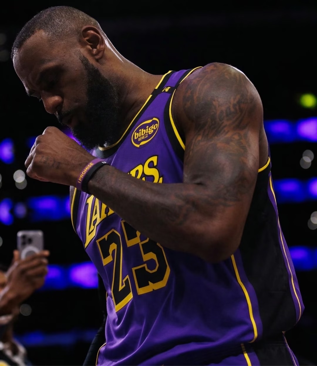 湖人队惊险击败独行侠,霸气十足 湖人队惊险击败独行侠,霸气十足