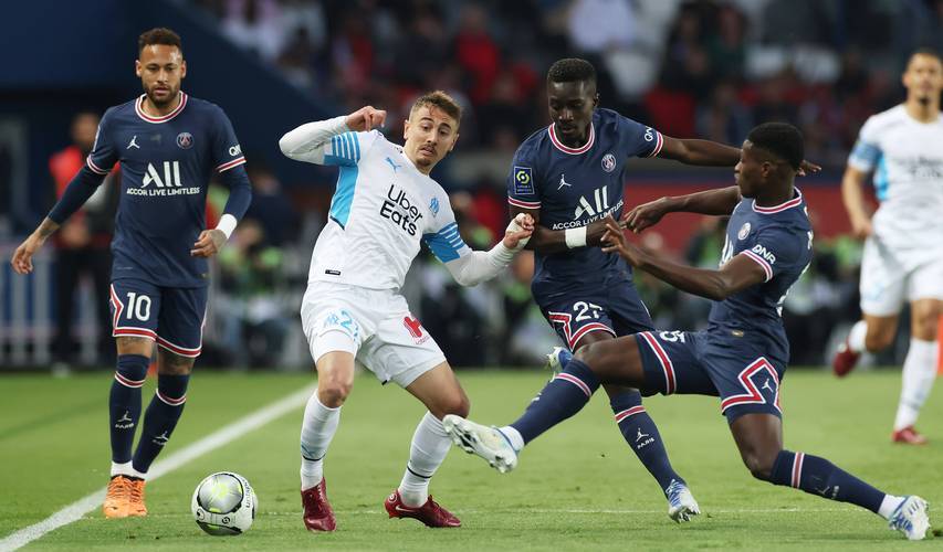 包含法甲联赛激烈对抗，各队争夺联赛头名的词条