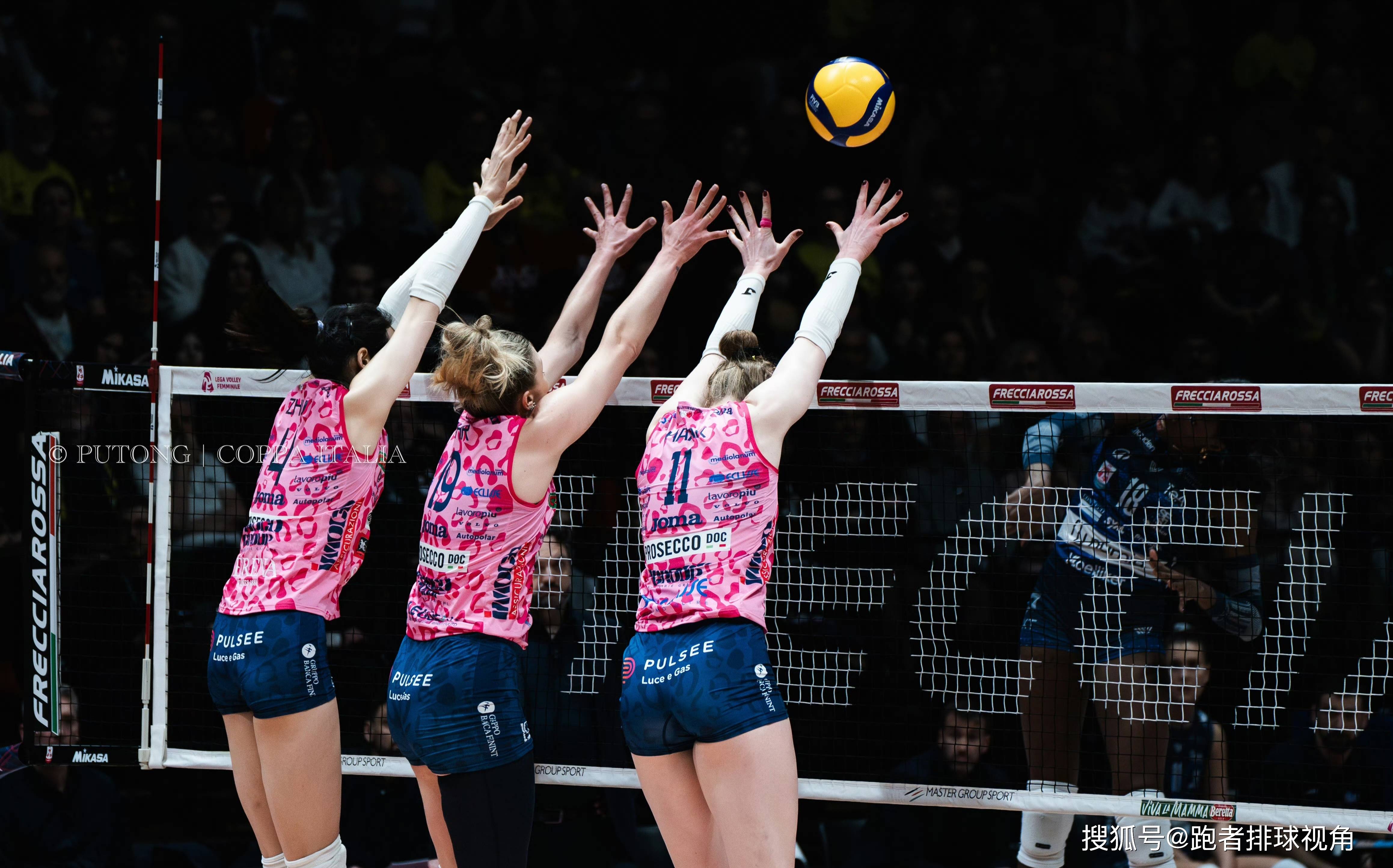 世俱杯时间-巴西排球队战胜对手,杀入决赛