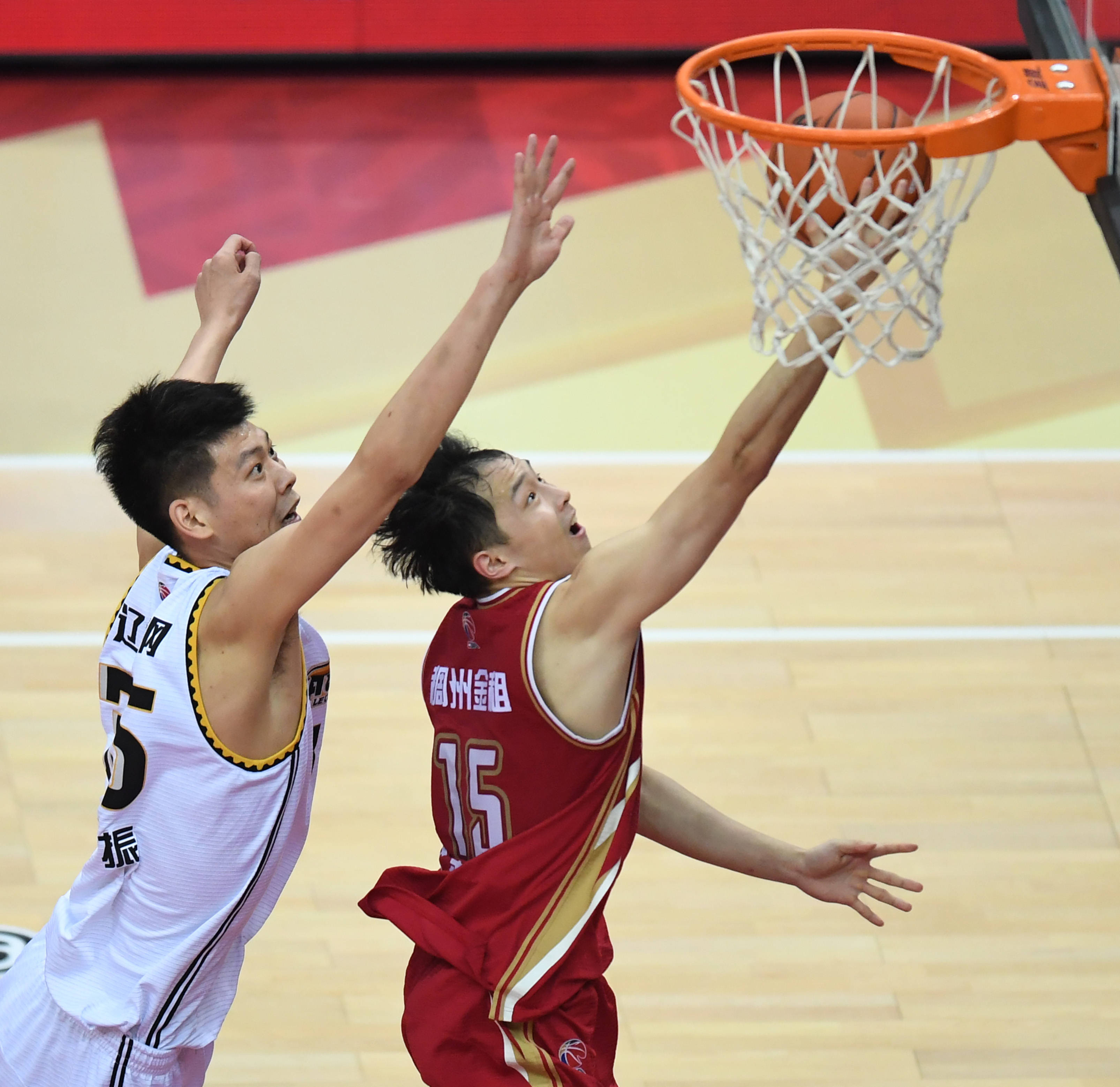 火爆的篮球职业联赛精彩纷呈,各队势均力敌的简单介绍 火爆的篮球职业联赛精彩纷呈,各队势均力敌的简单介绍