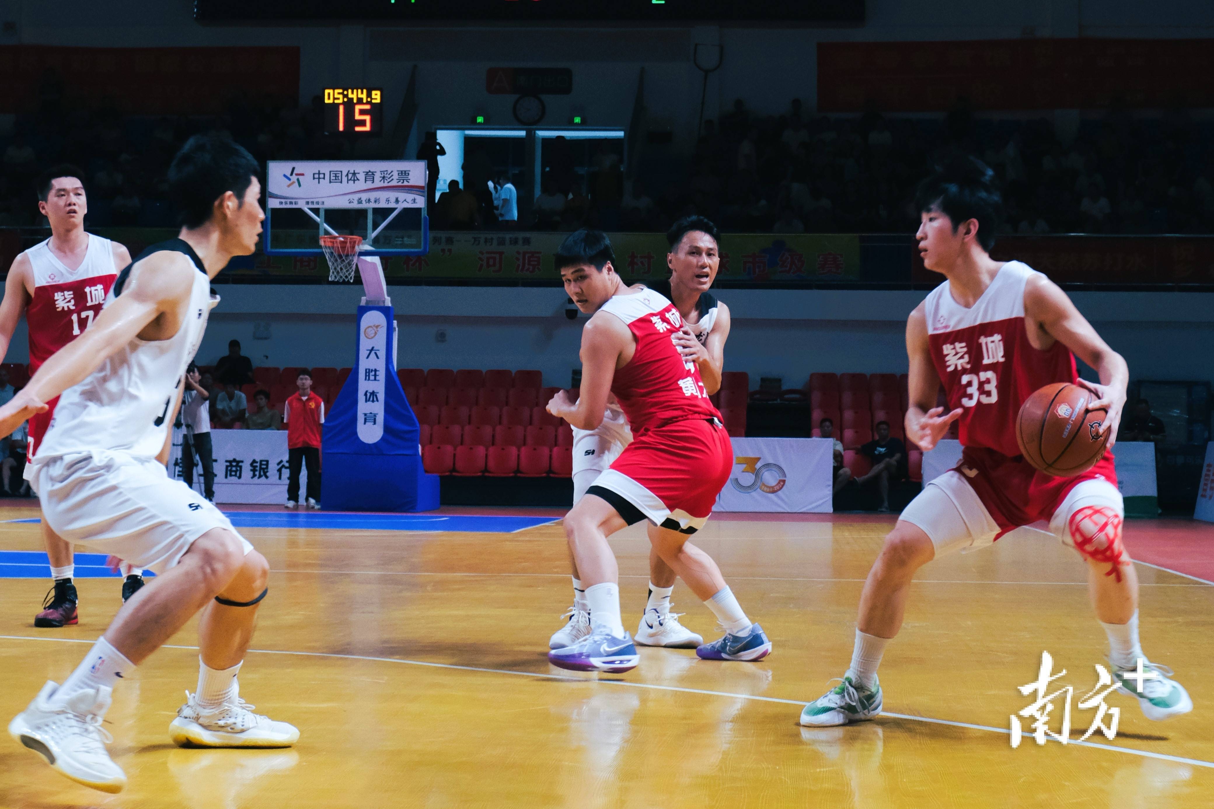 体育比赛中的精彩瞬间引发热议 体育比赛中的精彩瞬间引发热议