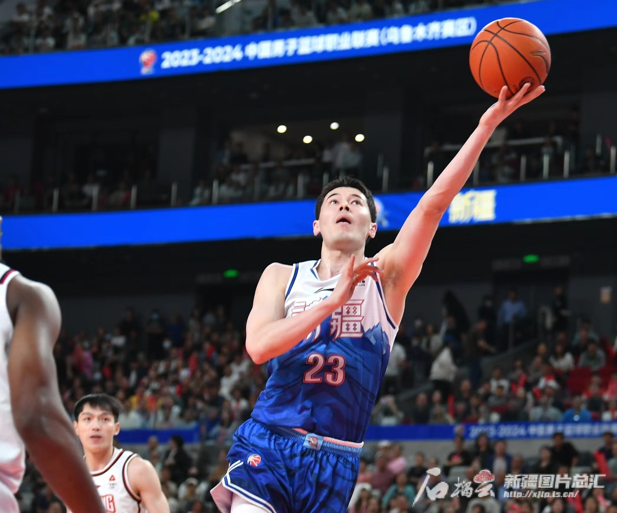 新疆队主场取胜，晋级半决赛