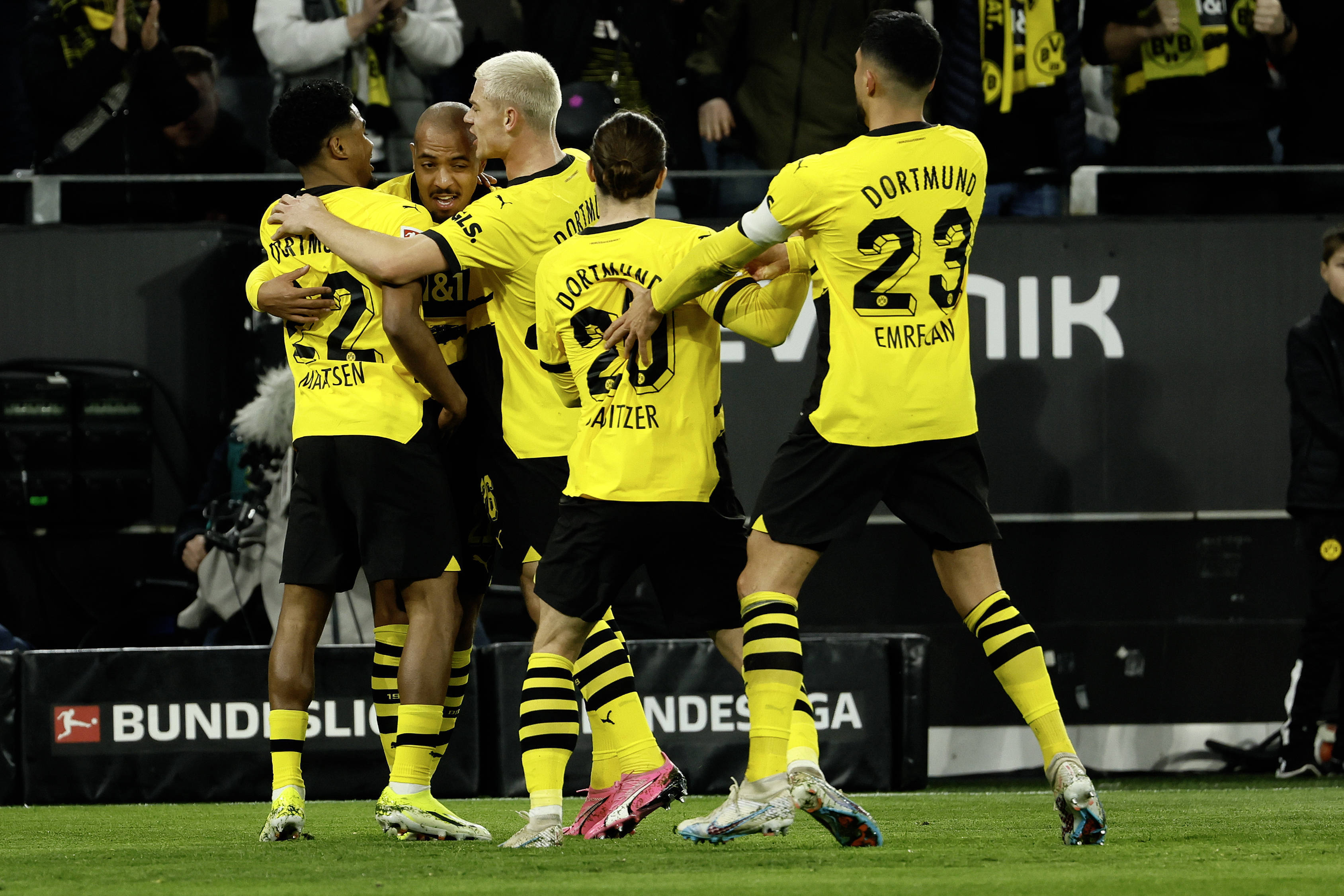 世俱杯分组-多特蒙德球迷举办球迷聚会共庆胜利