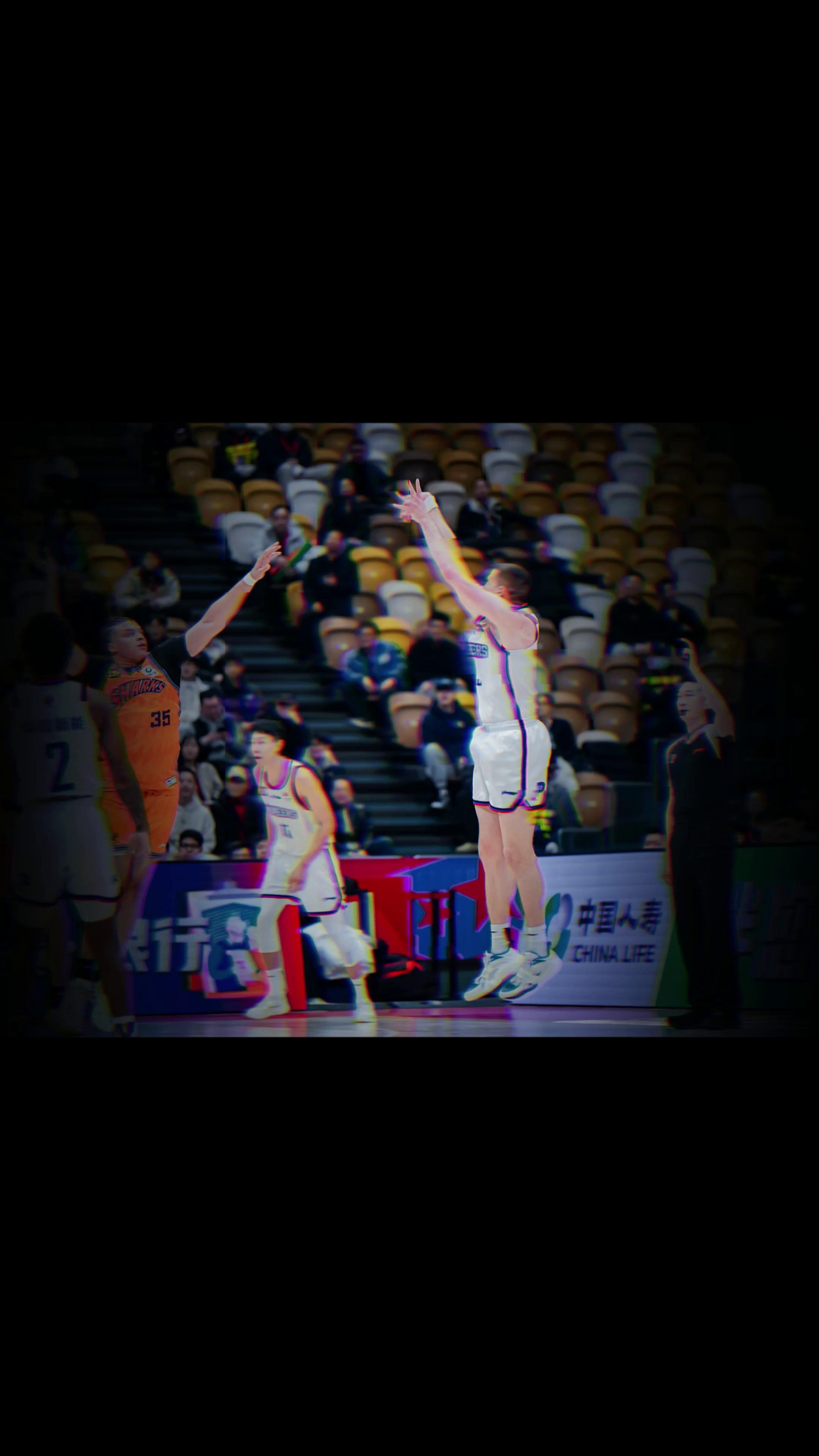 精英球员尽显技艺高超,场上表现出色令人惊艳不已 精英球员尽显技艺高超,场上表现出色令人惊艳不已