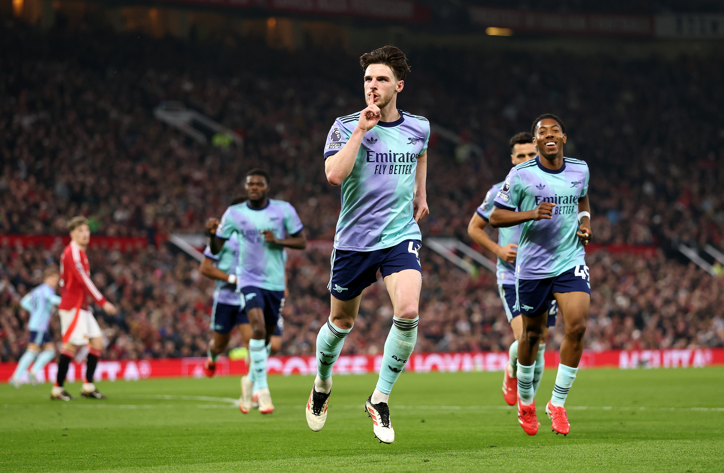 乌龙球失误:华夏门将关键失误导致落后比分! 乌龙球失误:华夏门将关键失误导致落后比分!