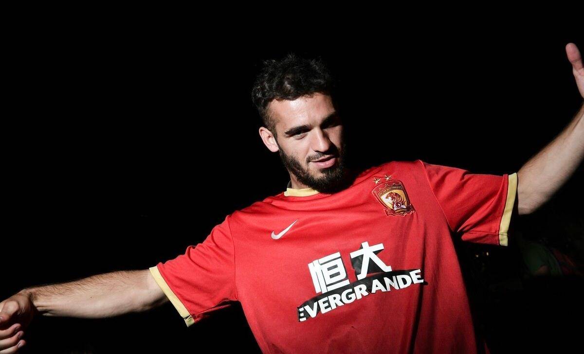 包含意甲豪门签下新内援，引发球迷热议未来发展的词条