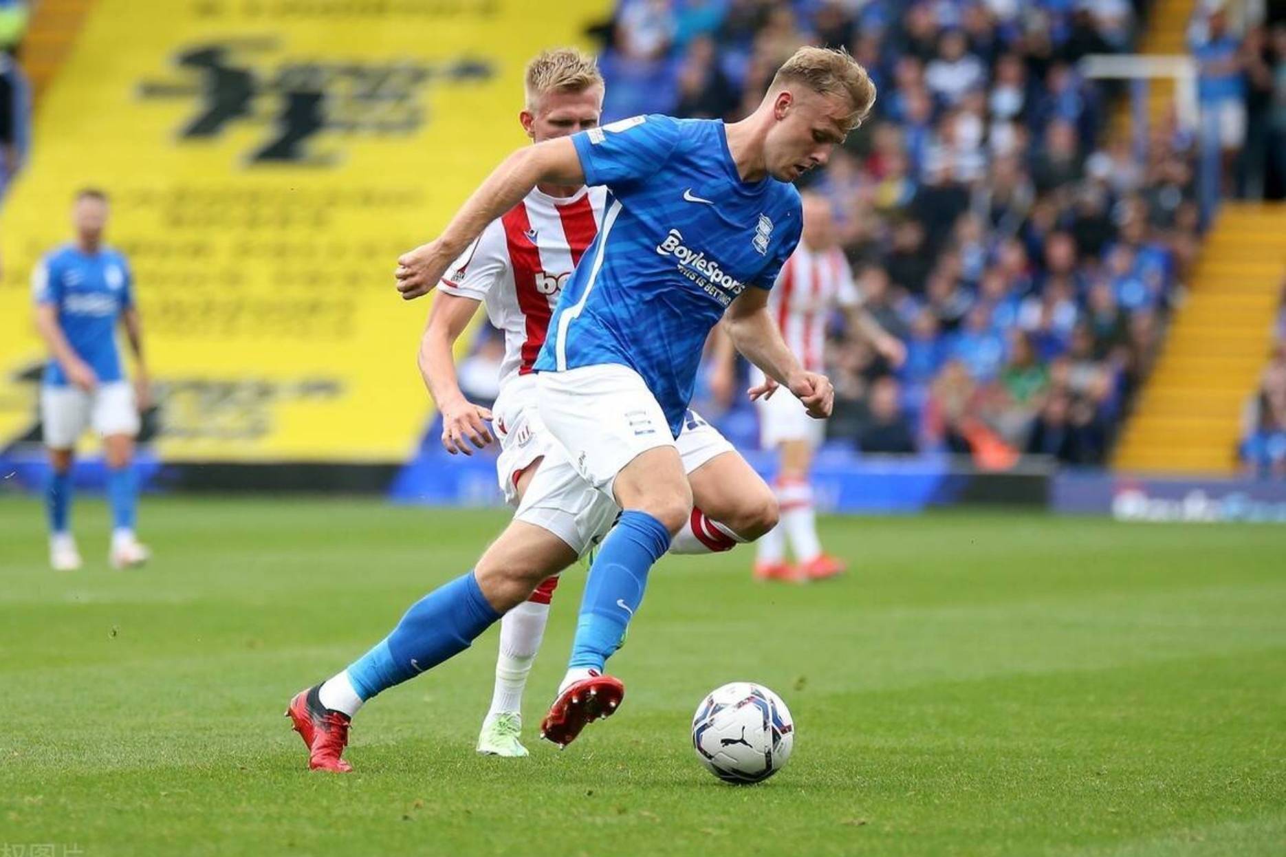 世俱杯赛程-汉堡队中场球员受伤,影响球队整体实力表现