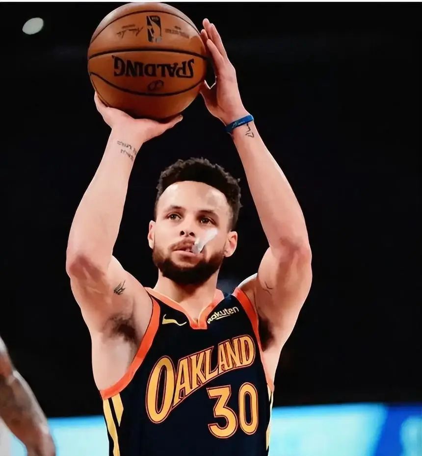 实力出众的球员在比赛中表现抢眼 实力出众的球员在比赛中表现抢眼