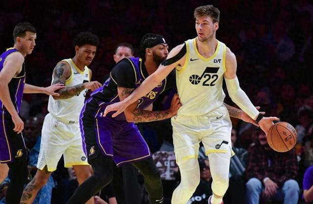 爵士队客场轻取勇士队,豪取两连胜 爵士队客场轻取勇士队,豪取两连胜