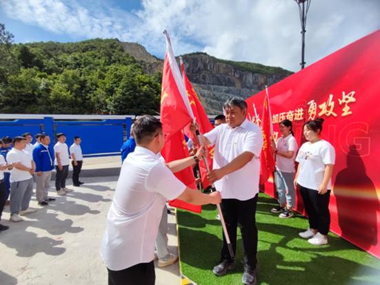 包含两队实力不相上下,在足球赛场上争分夺秒的词条 包含两队实力不相上下,在足球赛场上争分夺秒的词条