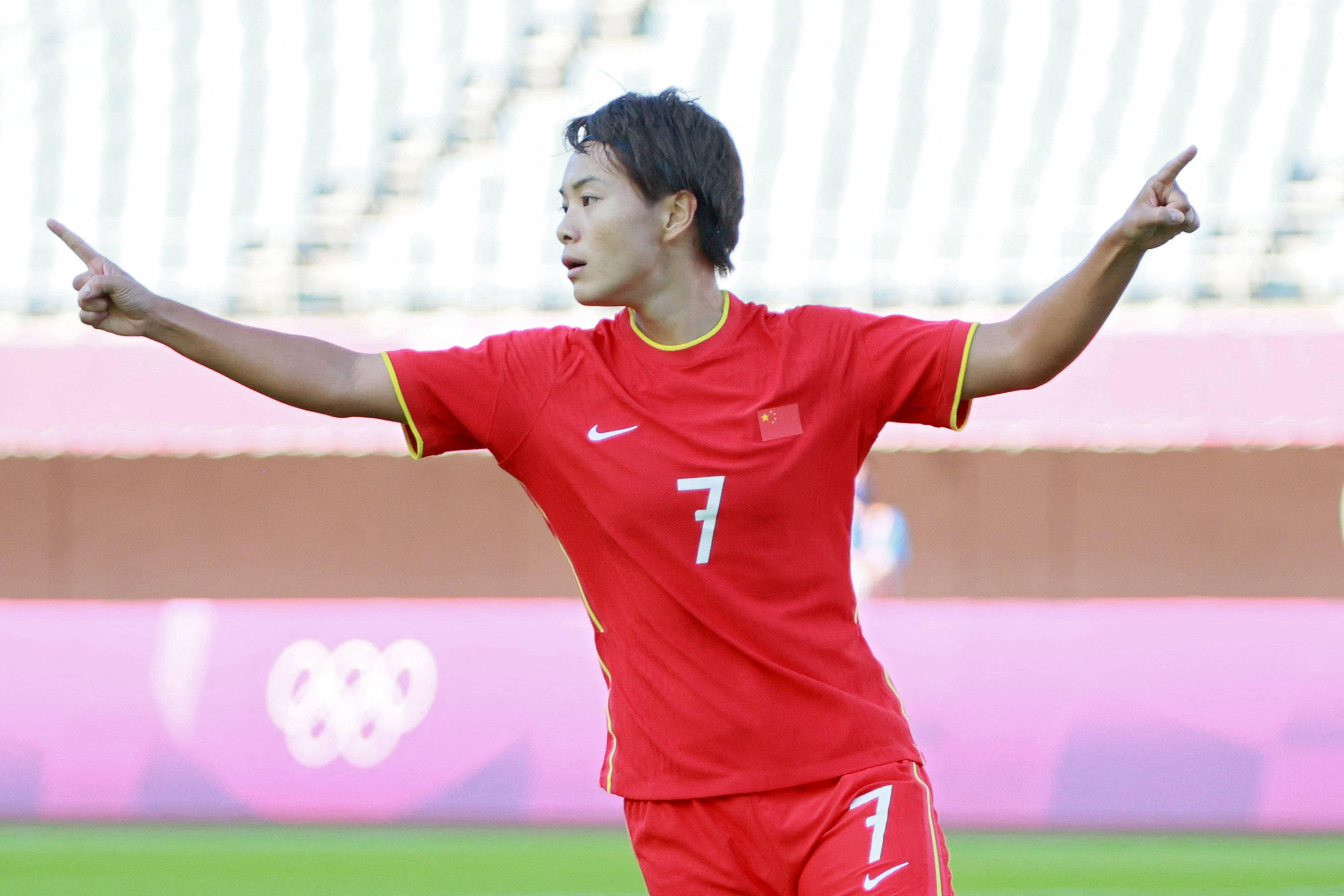 天津女足力挺队友!团结争胜赢得尊严 天津女足力挺队友!团结争胜赢得尊严