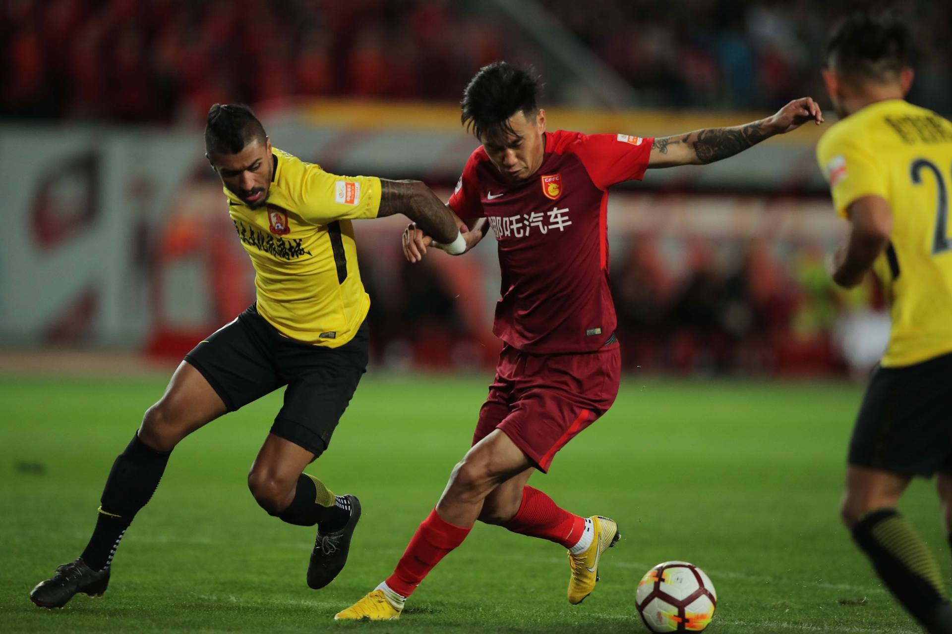 河北华夏幸福对阵广州恒大,双方对抗激烈 河北华夏幸福对阵广州恒大,双方对抗激烈