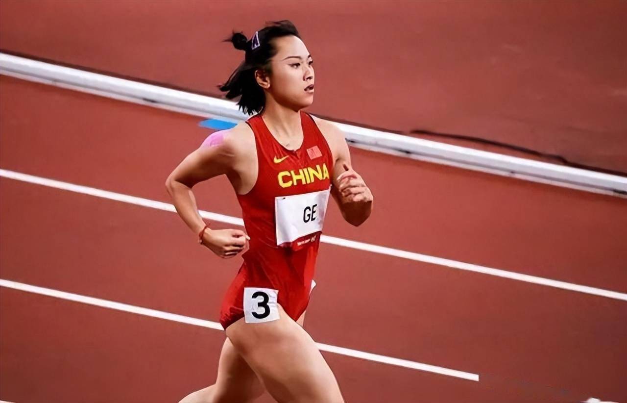 世俱杯决赛-新加坡田径选手突破个人记录,赢得认可