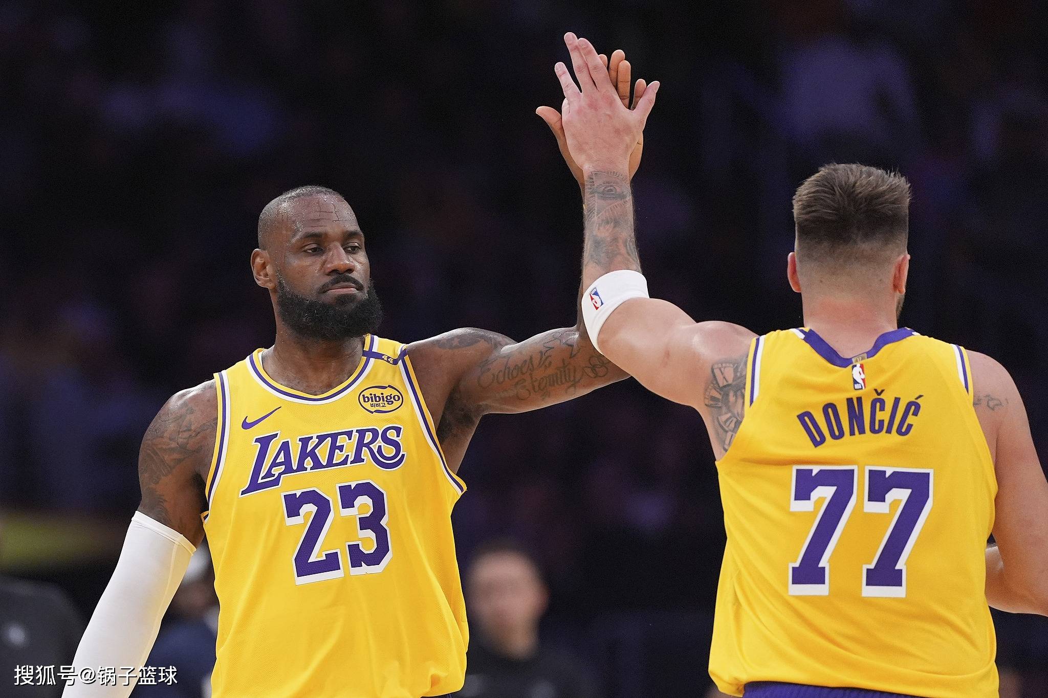 詹皇率领火箭取得胜利,东部半决赛领先 詹皇率领火箭取得胜利,东部半决赛领先