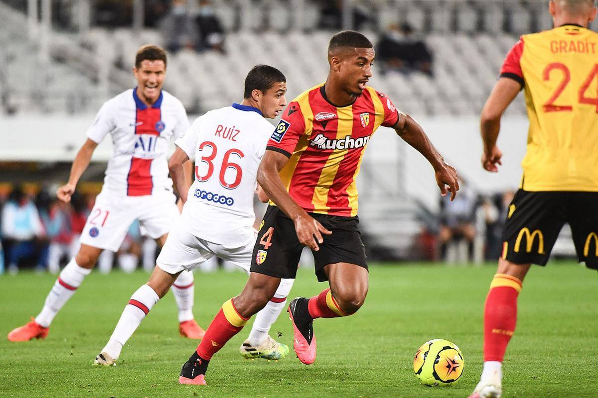 洛里昂队在足球场上勇猛作战,取得耀眼成绩 洛里昂队在足球场上勇猛作战,取得耀眼成绩