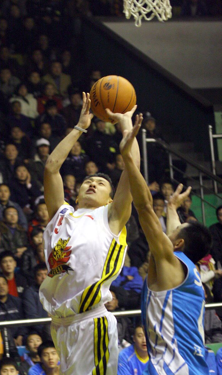 里昂队长发挥出色领队球队取得胜利 里昂队长发挥出色领队球队取得胜利