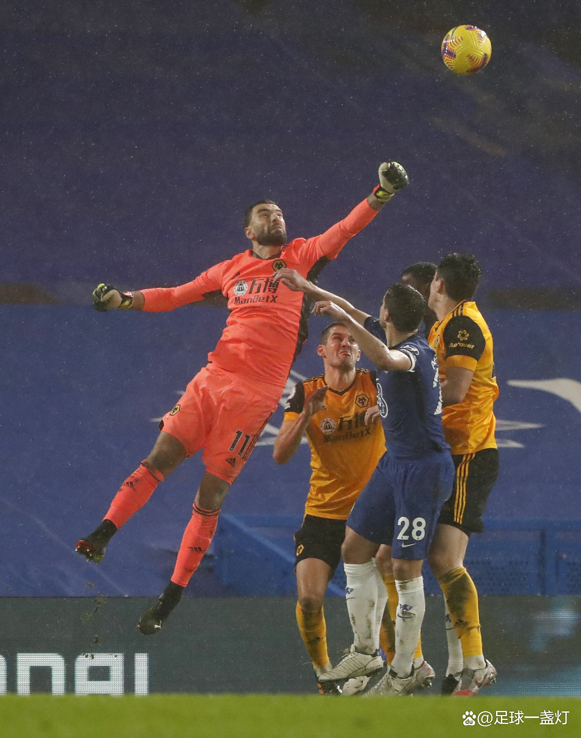 世俱杯-包含狼队主场击败切尔西,球队士气高的词条