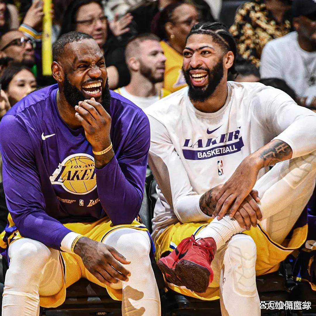 詹姆斯和戴维斯将携手出战新赛季NBA，火力全开！