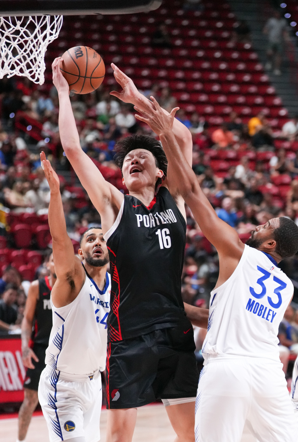 世俱杯官网-NBA赛场:勇士主场胜开拓者,取得三连胜