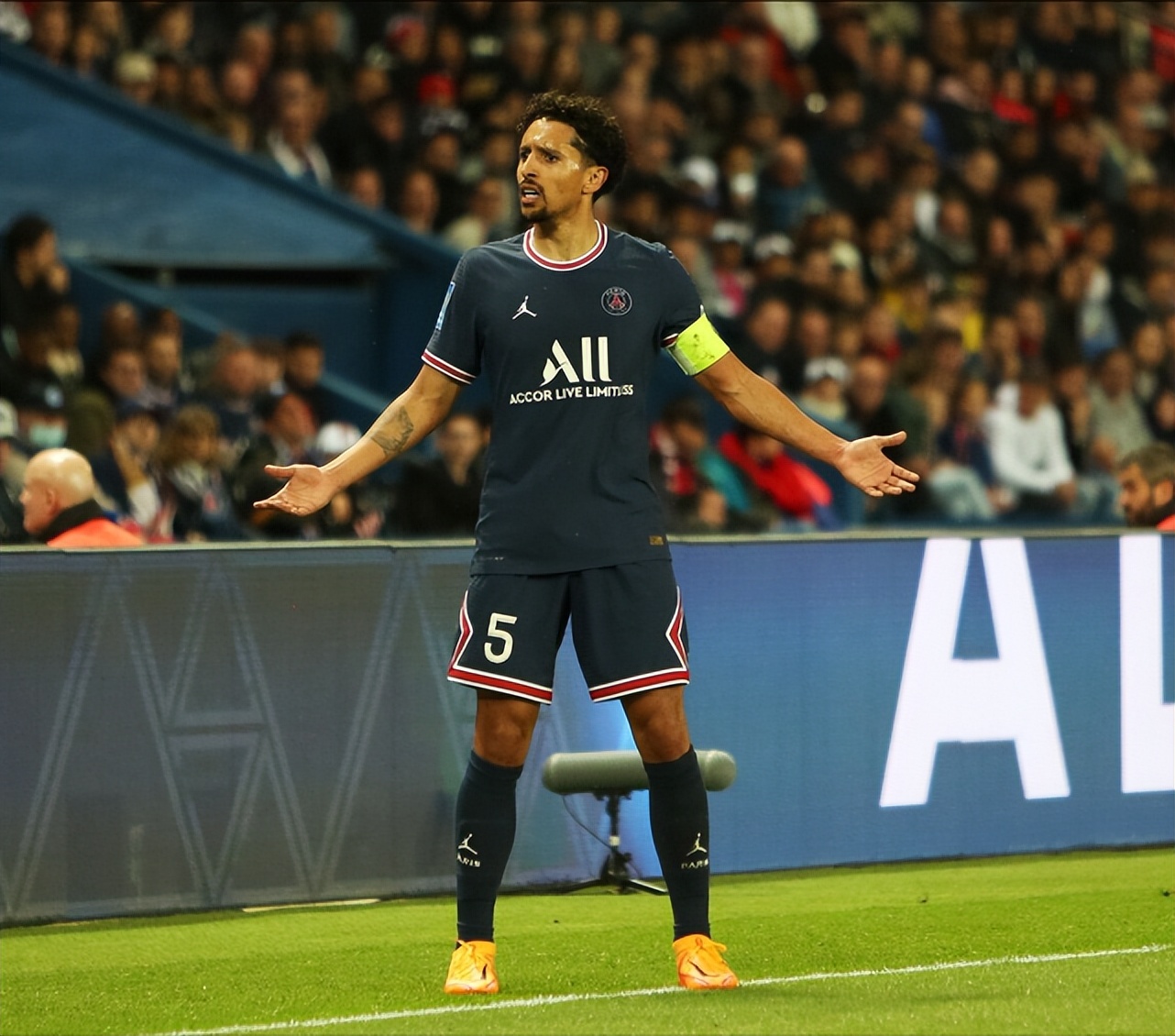 大巴黎一席演出,轻松击败晋级四强 大巴黎一席演出,轻松击败晋级四强