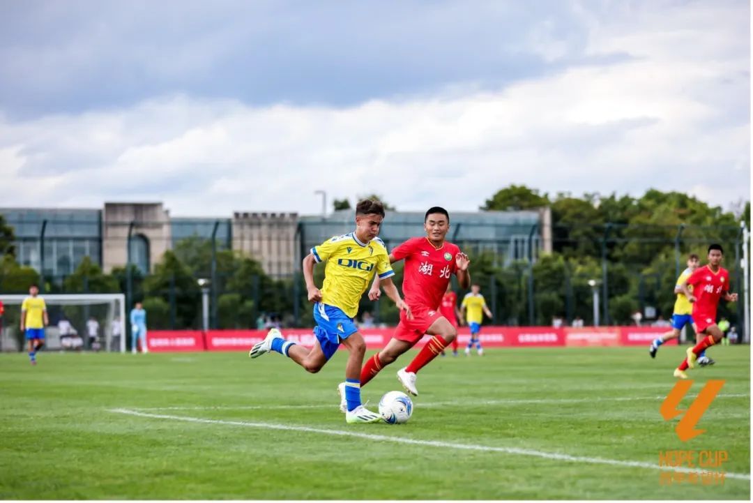 世俱杯奖金-足球比赛激烈角逐,球员全情投入备战