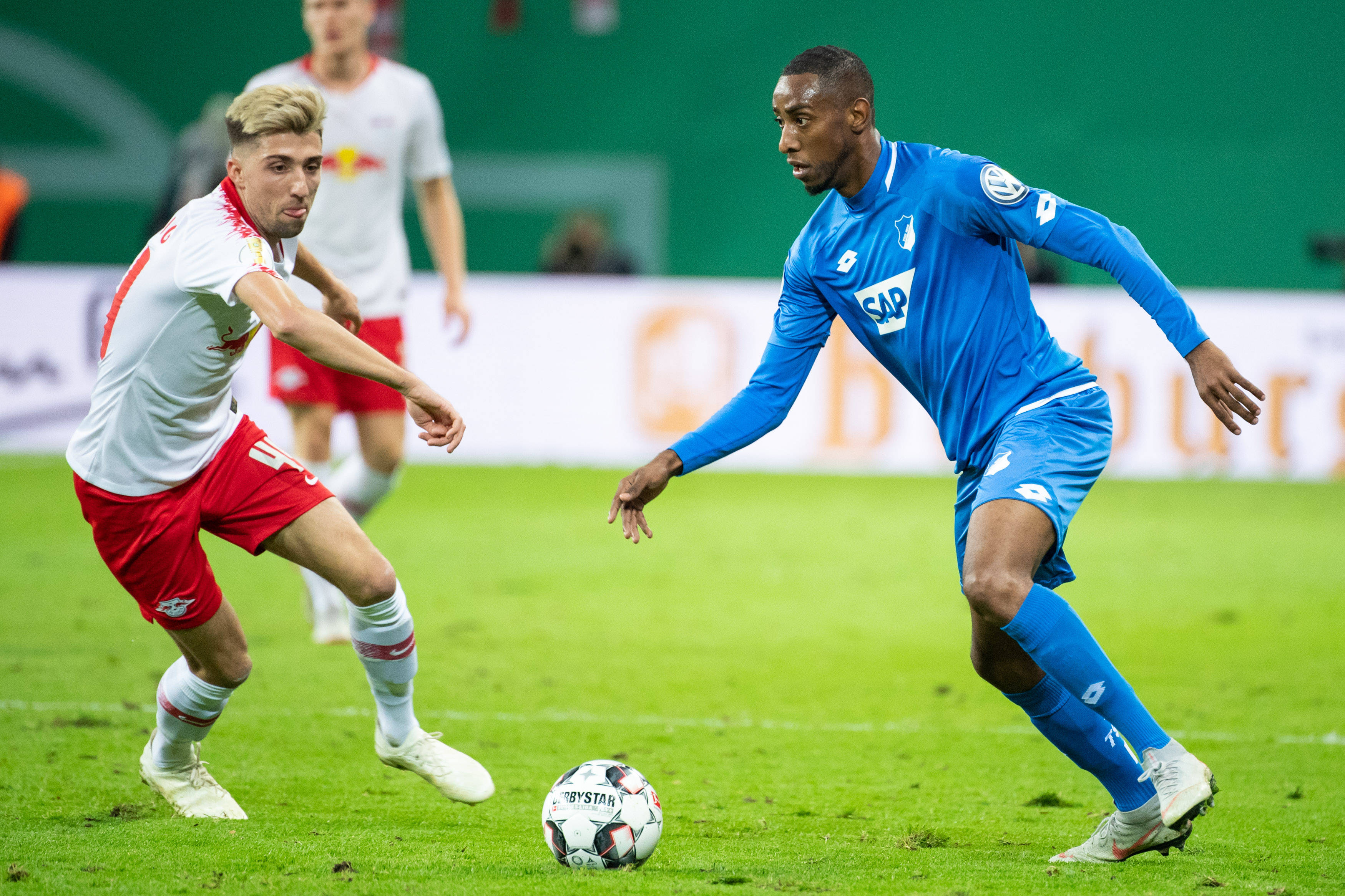 霍芬海姆主场失利,引发球迷不满 霍芬海姆主场失利,引发球迷不满