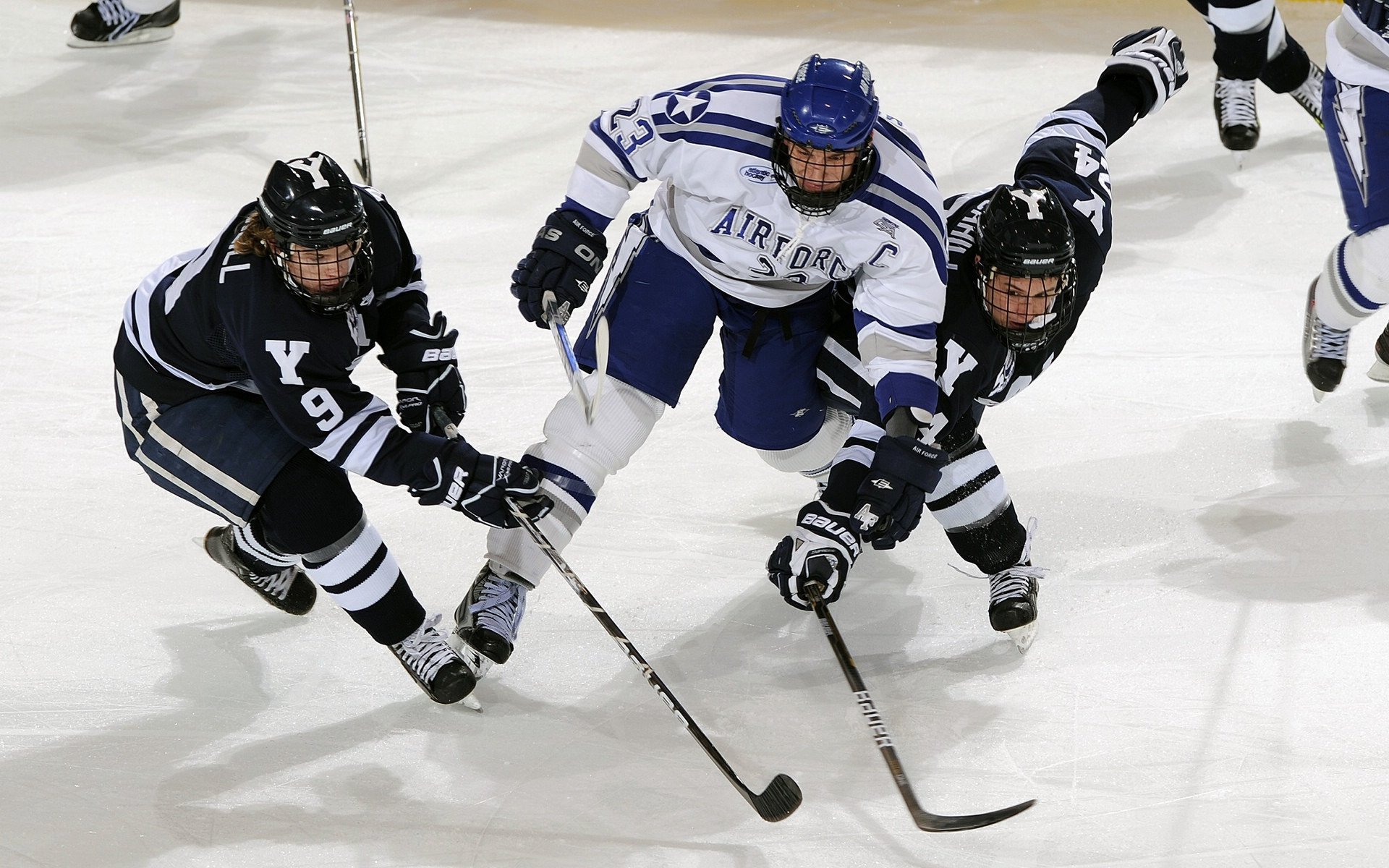 银箭王朝的阴影，阿斯顿马丁如何用一场绝杀，让汉密尔顿的火热状态沦为悲情注脚